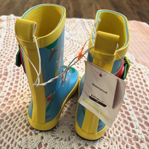 Kids  waterproof garden boots NWT by Sun Squad.  With fun shark patterns. - Picture 3 of 9